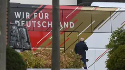 Bus tim tim nasional sepak bola Jerman diparkir di depan hotel tim di Wolfsburg, Jerman, Selasa (9/11/2021). Pelatih nasional Hansi Flick membatalkan latihan yang direncanakan pada pagi hari di stadion di Wolfsburg. (Swen Pfoertner/dpa via AP)