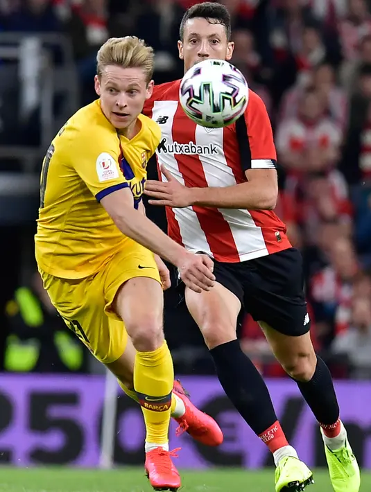 Gelandang Barcelona, Frenkie de Jong berlari saat berebut bola dengan  pemain Athletic Bilbao, Mikel Vesga pada babak perempat final Copa del Rey di San Mames, Kamis (6/2/2019). Barcelona kandas di babak perempat final Copa del Rey setelah takluk 0-1 di kandang Athletic Bilbao. (AP/Alvaro Barrientos