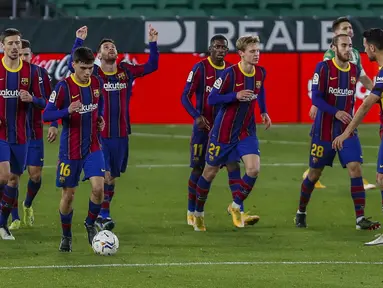 Para pemain Barcelona merayakan gol Lionel Messi (keempat kiri) ke gawang Real Betis pada pertandingan lanjutan La Liga Spanyol di stadion Benito Villamarin di Seville, Spanyol, Senin (8/2/2021). Barcelona menang tipis atas Real Betis 3-2. (AP Photo/Miguel Morenatti)