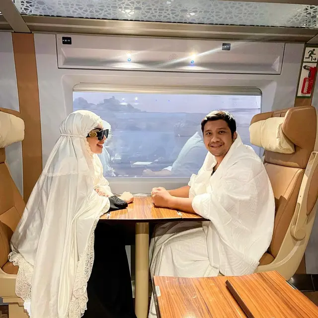 Rica Andriani Umrah Bareng Suami