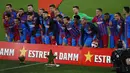Para pemain tim Barcelona merayakan kemenangan atas Juventus setelah pertandingan pertandingan Joan Gamper Trophy di Estadi Johan Cruyff, Minggu (8/8/2021). Barcelona berhasil menjuarai Trofi Joan Gamper 2021 usai menggilas Juventus dengan skor 3-0. (AP/Joan Monfort)