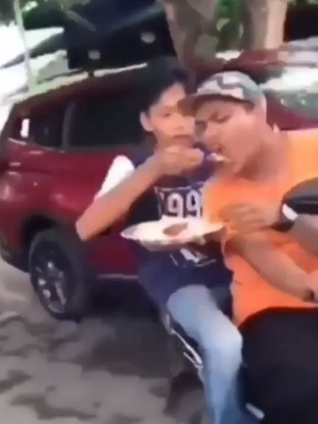 5 Potret Kocak Orang Mempersulit Diri saat Makan Ini Ribet Banget