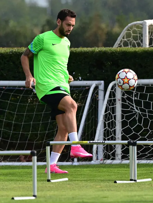 Gelandang Inter Milan, Hakan Calhanoglu terlihat selama sesi latihan di Appiano Gentile menjelang matchday perdana Grup D Liga Champions UEFA 2021/2022, di Italia, Selasa (14/9/2021). Inter Milan akan menjamu Real Madrid di San Siro, Kamis (16/9) dini hari. (Miguel MEDINA/AFP)