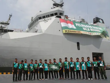 Sejumlah peserta berfoto di depan Kapal Banda Aceh 593 sebelum mengikuti pelayaran Santri Bela Negara di Pelabuhan Kolin Lamil Tanjung Priok, Jakarta, Sabtu (21/11). (Liputan6.com/Faizal Fanani)