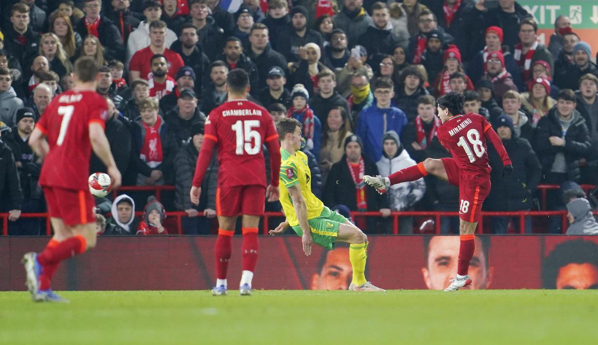 Dua gol kemenangan The Reds dicetak oleh pemain asal Jepang, Takumi Minamino, pada menit ke-27 dan 39. Norwich hanya mampu memperkecil skor lewat Lukas Rupp pada menit ke-76. (AP/Jon Super)