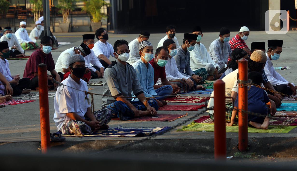 Umat muslim saat pelaksanaan salat Idul Adha 1442 H di Masjid Masjid Jami Al-Mubarok, Tangerang, Banten, Selasa (20/7/2021). Sebagian masjid melakukan pelaksanaan salat Idul Adha 1442 H, namun dengan protokol kesehatan yang ketat. (Liputan6.com/Angga Yuniar)