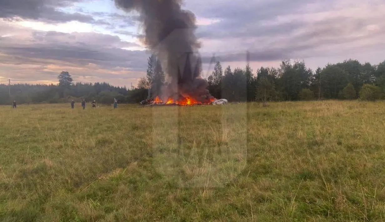 Lokasi jatuhnya jet pribadi di dekat desa Kuzhenkino, Wilayah Tver, Rusia, Kamis, 24 Agustus 2023. (Ostorozhno Novosti via AP)