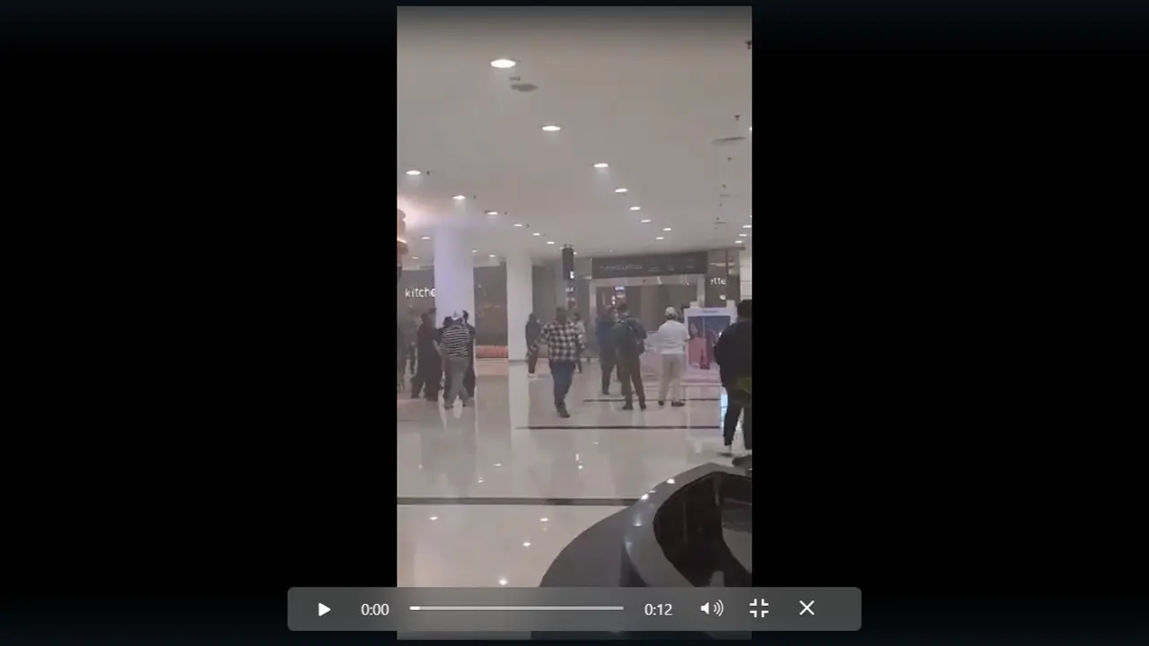 Kebakaran terjadi di Mal Senayan City (Sency), Kamis (20/4/2023) malam. (istimewa)