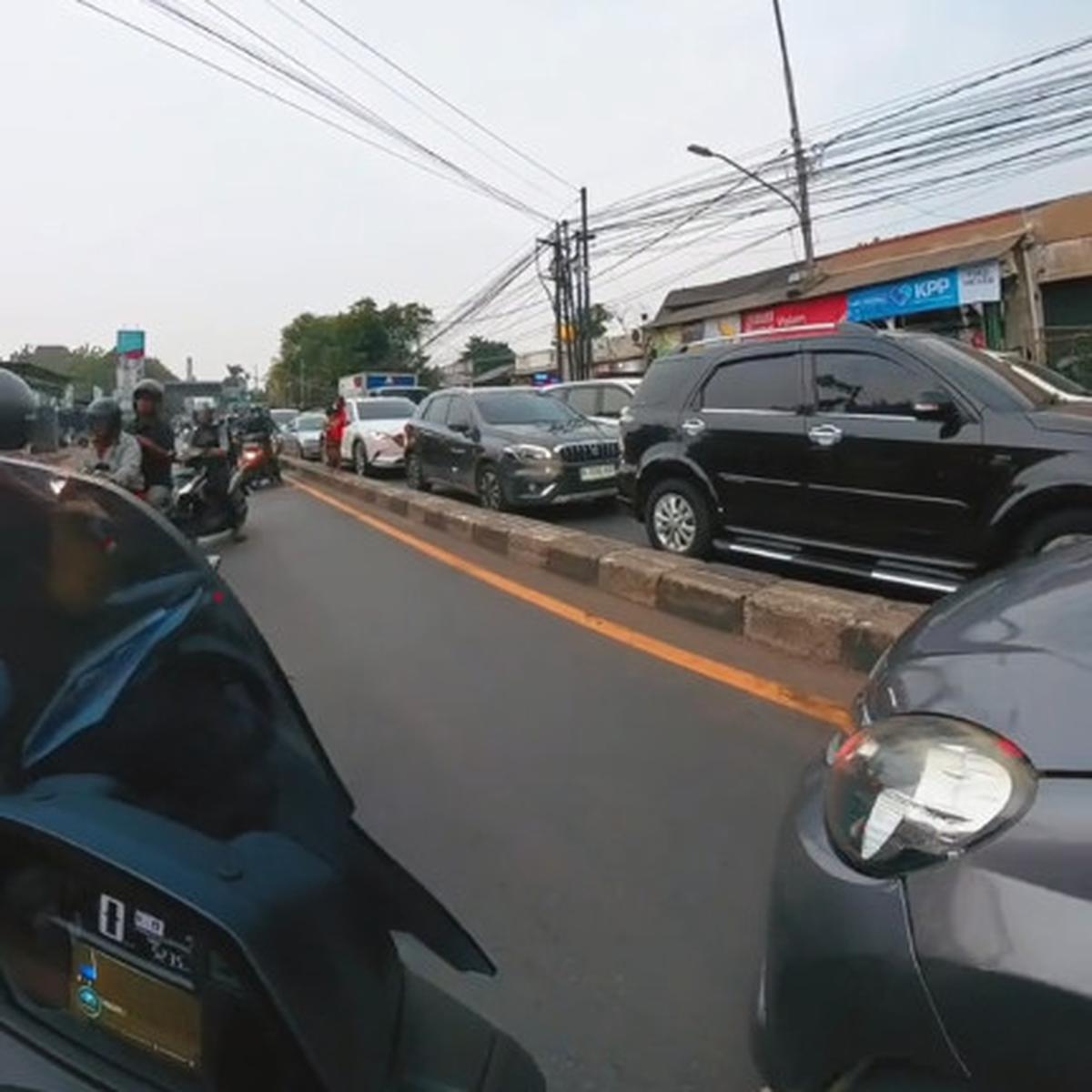 Auto Bubar, Aksi Pemotor dengan Mobil yang Kompak Hadang Pengendara yang Lawan Arus Jalanan Ini Banjir Pujian