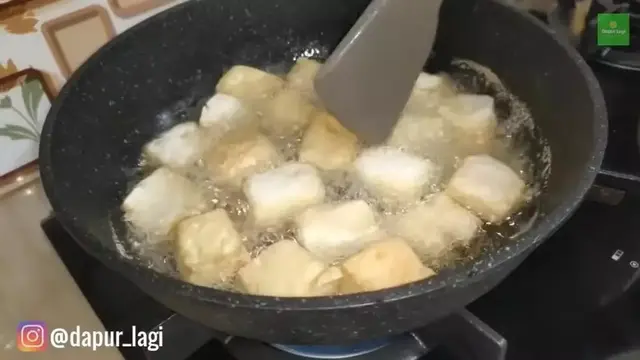 Menggoreng tahu susu