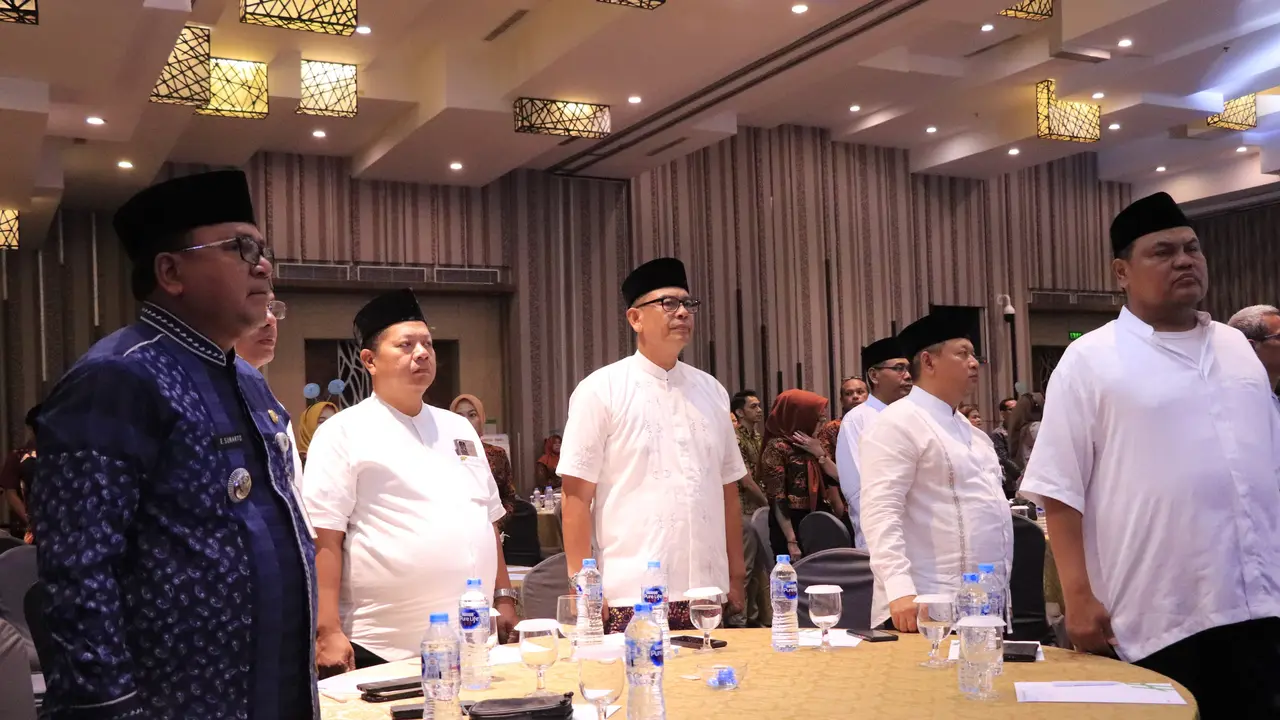 Pemkab Bekasi melalui Badan Pendapatan Daerah (Bapenda) menyelenggarakan kegiatan Pemberian Penghargaan Pengelolaan PBB-2 Tingkat Kecamatan, Kelurahan, dan Desa Tahun 2023, yang berlangsung di Hotel Holiday Inn Jababeka Cikarang pada Jumat (1/12/2023) (Is