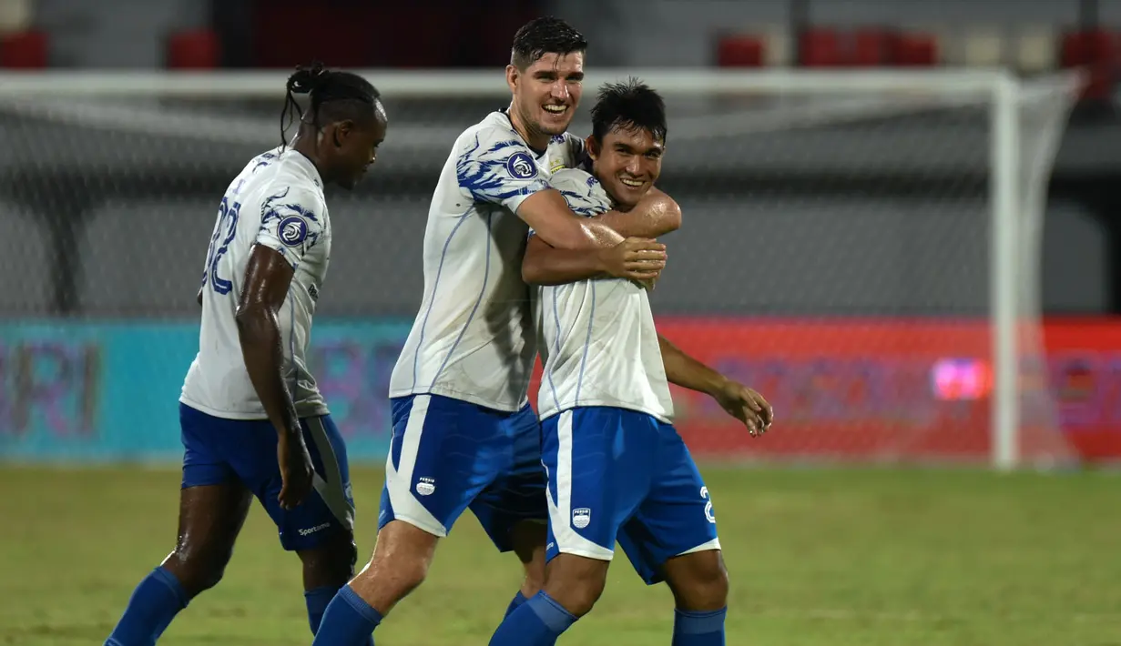 Adapun satu gol tambahan Persib Bandung yang dicetak oleh Zalnando pada menit ke-88. Baru satu menit di lapangan setelah menggantikan Frets Butuan, Zalnando berhasil menyambar bola rebound tembakan Bruno di depan gawang. (Dok. Persib Bandung)