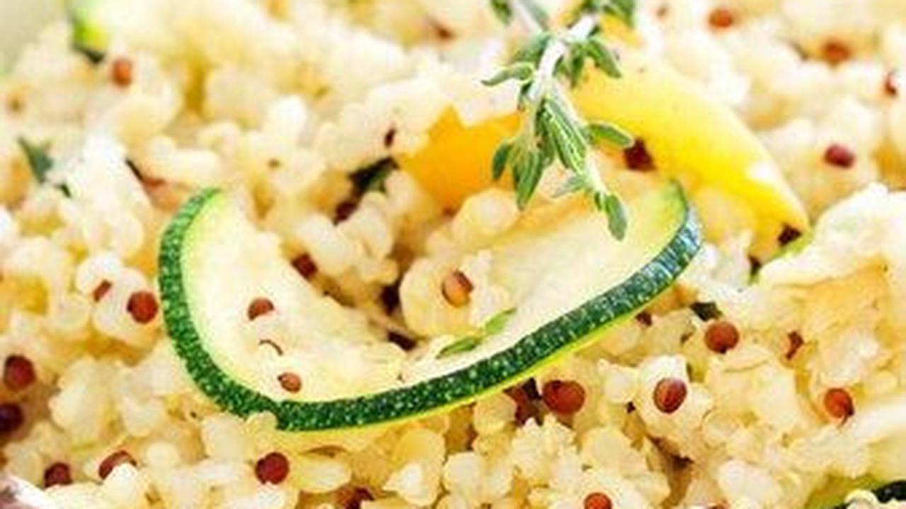 7. Quinoa<br>Quinoa merupakan biji-bijian lengkap dengan sembilan asam amino esensial. Secangkir quinoa masak mengandung 8 gram protein