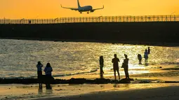 Terletak di Kelan, Tuban, Kabupaten Badung, pantai ini berada di sisi utara Pantai Jimbaran dan hanya berjarak lima menit dari Bandara Internasional I Gusti Ngurah Rai.Akses menuju pantai ini terbilang mudah, baik menggunakan kendaraan pribadi maupun layanan transportasi daring. Tampak dalam foto, aktivitas wisatawan menikmati waktu senja di Pantai Kelan, Badung, Bali. (merdeka.com/Arie Basuki)