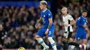 Pemain Chelsea Enzo Fernandez mengontrol bola saat malawan Fulham pada pertandingan sepak bola Liga Inggris di Stadion Stamford Bridge, London, Inggris, 3 Februari 2023. Selama pertandingan, Enzo Fernandez ikut membantu serangan secara signifikan dan hampir mencetak gol ke gawang Fulham dengan tendangan jarak jauh. (AP Photo/Kirsty Wigglesworth)