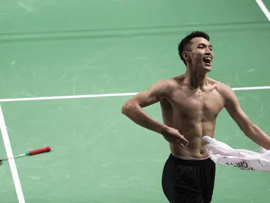 Pebulutangkis Indonesia, Jonatan Christie, melakukan selebrasi usai menaklukkan wakil China Taipei, Chou Tien Chen, pada final tunggal putra bulutangkis di Istora Senayan, Selasa (28/8/2018). Jonatan menang 21-18, 20-22, 21-15. (Bola.com/Peksi Cahyo)