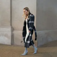 Pakai motif kotak-kotak yang masih jadi bintang di kalangan penggemar fashion dunia.