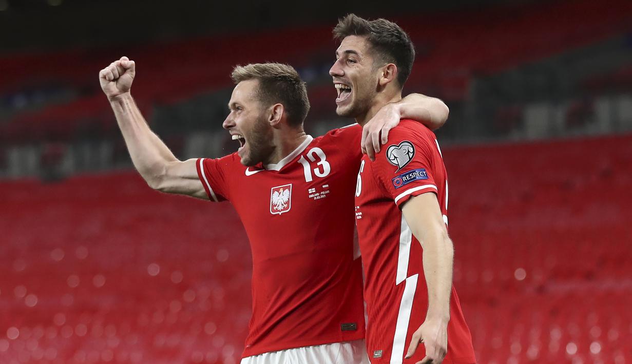 Gelandang Polandia, Jakub Moder (kanan) merayakan gol yag dicetaknya ke gawang Inggris bersama bek Maciej Rybus dalam laga lanjutan Kualifikasi Piala Dunia 2022 Zona Eropa Grup I di Wembley Stadium, London, Rabu (31/3/2021). Polandia kalah 1-2 dari Inggris. (AP/Catherine Ivill/Pool)
