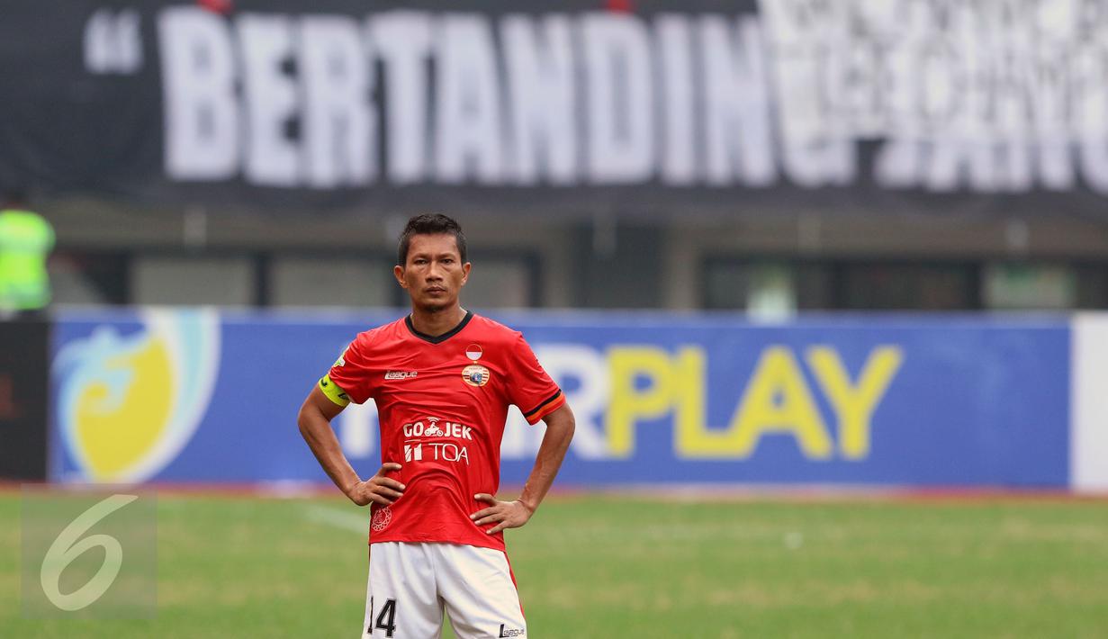 Kapten tim Persija, Ismed Sofyan termangu saat laga melawan Mitra Kukar pada lanjutan Liga 1 Indonesia di Stadion Patriot Candrabhaga, Bekasi, Minggu (14/5). Laga kedua tim berakhir imbang 1-1. (Liputan6.com/Helmi Fithriansyah)