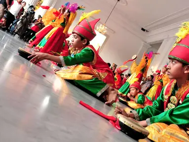 Anak-anak menari tarian daerah saat mengikuti Pentas Seni dan Budaya Indonesia Bangkit 2017 di Balai Kota, Jakarta, Sabtu (23/9). Acara tersebut dalam rangka meneguhkan kembali seluruh warga Indonesia sebagai dasar Pancasila. (Liputan6.com/Helmi Afandi)