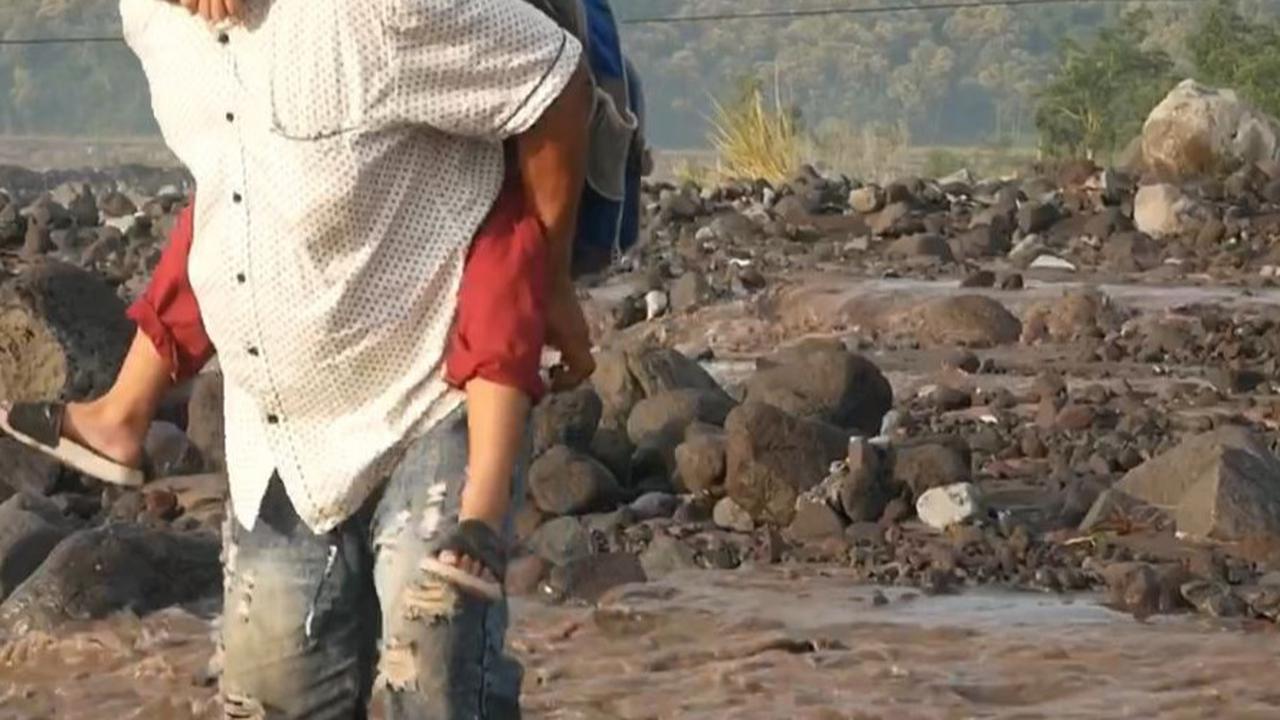 Banjir Lahar Semeru Putuskan Jalan Desa