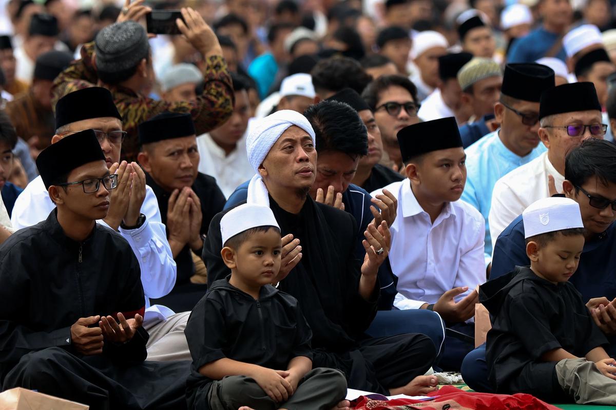 FOTO: Ribuan Warga Bogor Padati Stadion Pakansari untuk Shalat Idul Fitri