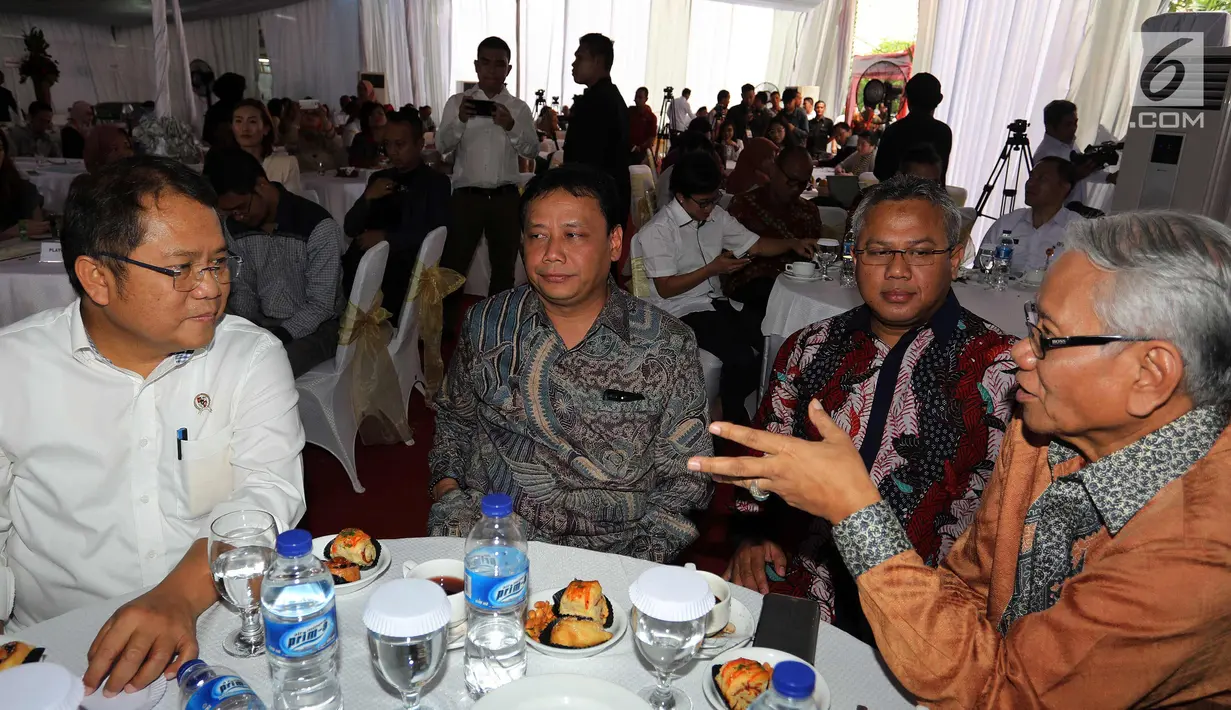 Menkominfo Rudiantara (kiri) berbincang dengan Ketua Bawaslu Abhan Misbah (kedua kiri) dan Ketua KPU Arief Budiman (kedua kanan) saat menghadiri acara Deklarasi Internet Bebas Hoax dalam Pilkada 2018, Jakarta, Rabu (31/1). (Liputan6.com/Johan Tallo)