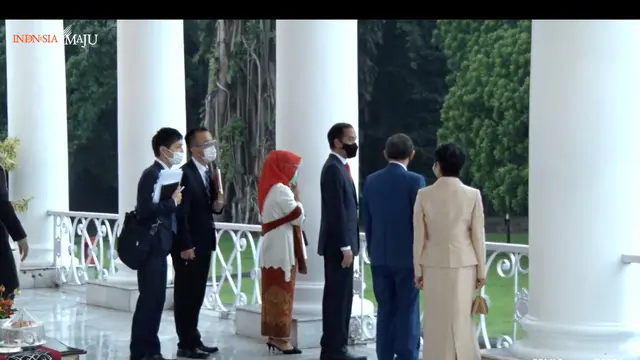Presiden Jokowi mengajak rombongan PM Suga ke beranda Istana Bogor.