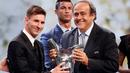 Lionel Messi menerima piala penghargaan sebagai pemain terbaik Eropa 2014-2015 dari Presiden UEFA Michel Platini di Monte Carlo, Kamis (27/8/2015). Pemain Argentina ini menyisihkan Cristiano Ronaldo dan Luis Suarez. (REUTERS/Eric Gaillard)