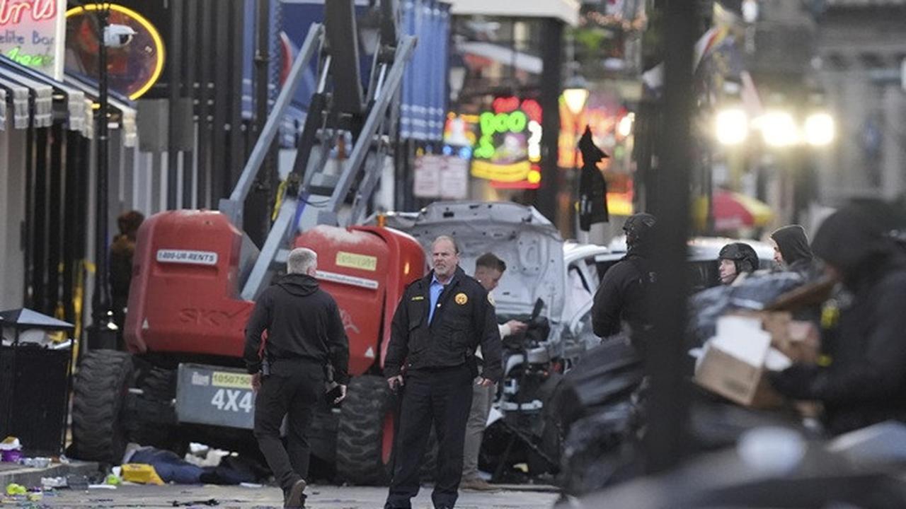 Petugas keamanan menyelidiki lokasi kejadian di Bourbon Street setelah sebuah kendaraan menabrak kerumunan di Canal dan Bourbon Street di New Orleans, Amerika Serikat, pada Rabu (1/1/2025).