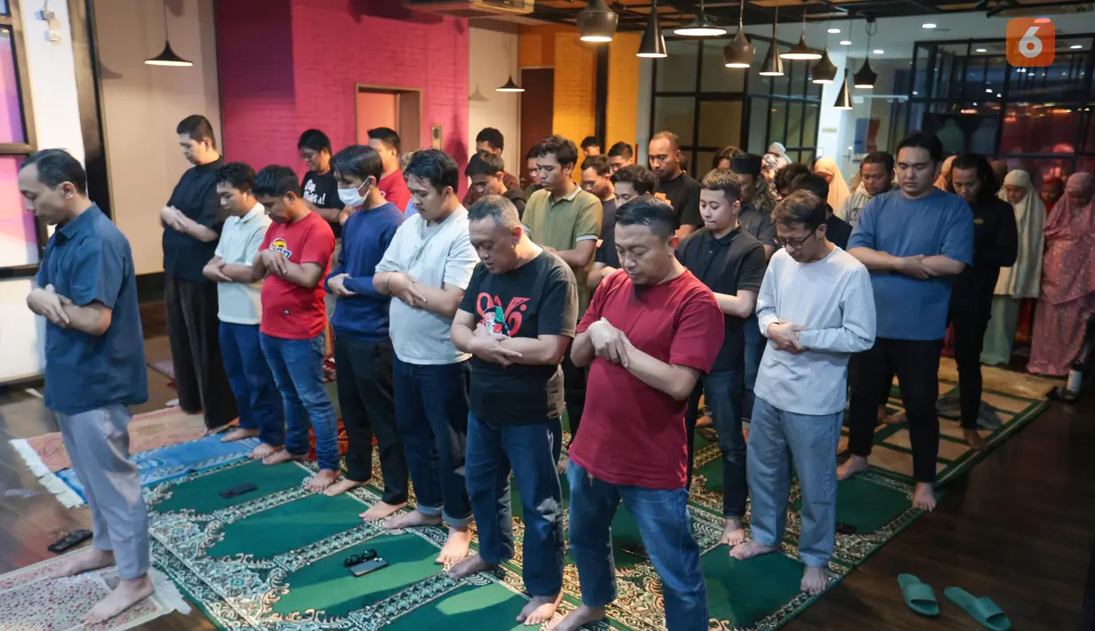 Suasana salat Magrib berjamaah karyawan KLY yang dilanjutkan dengan doa bersama untuk keselamatan lima jurnalis dan tiga kru speedboat yang hilang kontak di perairan Selat Sunda, Kamis (10/9/2026). (KLY/Budy Santoso)