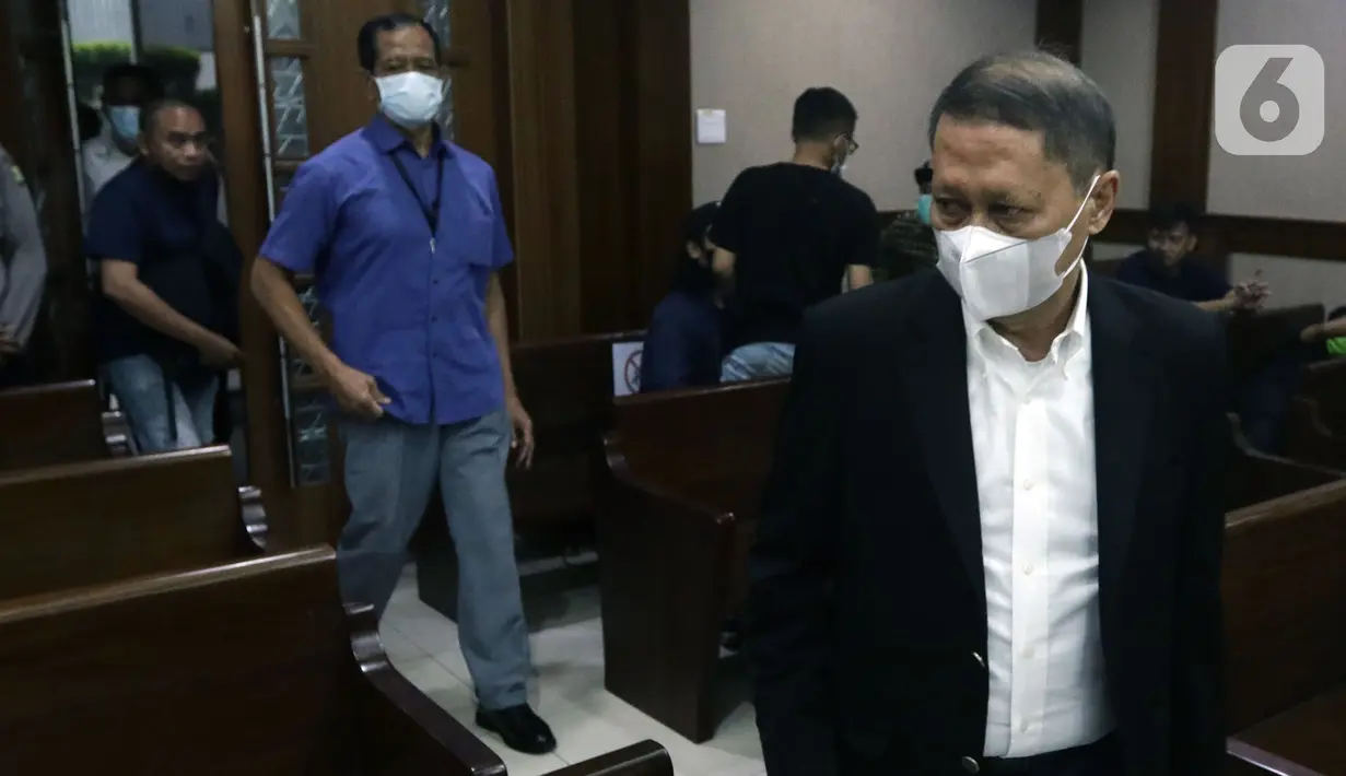 Mantan Dirut PT Pelindo II, RJ Lino (kanan) bersiap menjalani sidang pembacaan putusan kasus dugaan korupsi pengadaan tiga unit QCC di PT Pelindo II tahun 2010, Pengadilan Tipikor, Jakarta, Selasa (14/12/2021). RJ Lino divonis empat tahun penjara, denda Rp500 juta. (Liputan6.com/Helmi Fithriansyah)