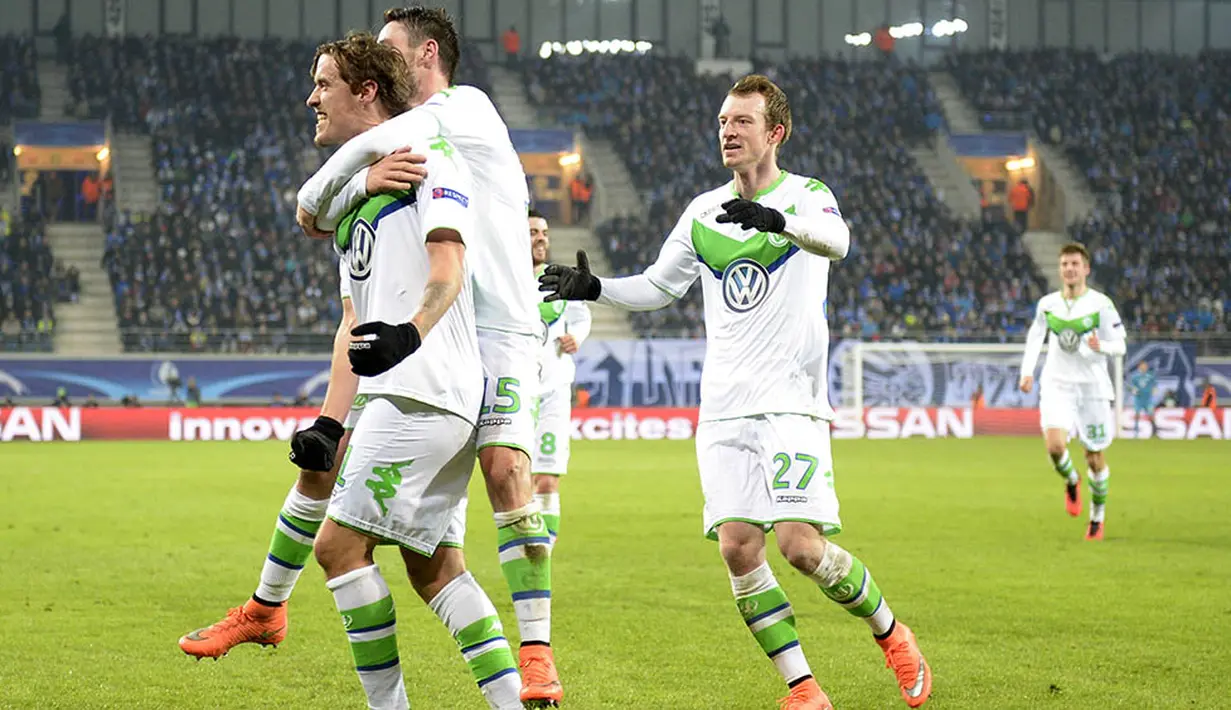 Penyerang Wolfsburg, Max Kruse, merayakan gol yang dicetaknya ke gawang Gent pada laga 16 besar Liga Champions leg pertama di Stadion Ghelamco Arena, Belgia, Kamis (17/2/2016). Gent takluk 2-3 dari Wolfsburg. (AFP/Yorick Jansens)