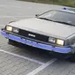 Mobil Back to The Future dikendalikan pakai remote control (Carbuzz)