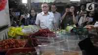 Menteri Perdagangan Zulkifli Hasan meninjau sejumlah kios komoditas pokok Pasar Kramat Jati, di Jakarta, Jumat (15/3/2024). (merdeka.com/Imam Buhori)