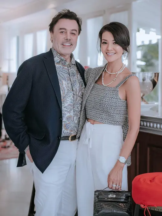 Nggak sedikit yang memuji pasangan ini terlihat sama-sama menawan dan serasi. [@farahquinnofficial]