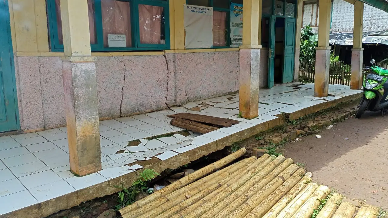 Bangunan SD di Sukabumi Kian Mengkhawatirkan Siswa Belajar di Tenda (Fira Alfi Syahrin)