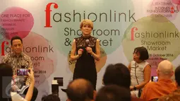 Menlu Australia, Julie Bishop memberi keterangan saat menghadiri Jakarta Fashion Week 2017 di Jakarta, Rabu (26/10). Dalam kunjungannya Julia Bishop melihat karya-karya desainer Indonesia. (Liputan6.com/Gempur M Surya)