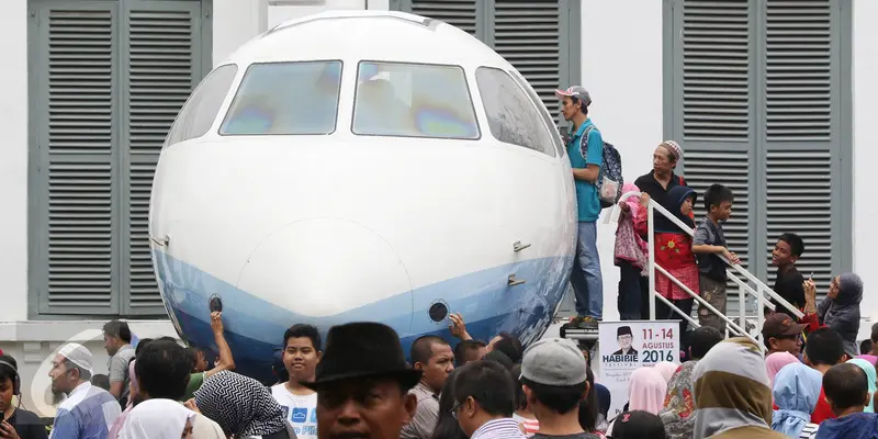 20160814-Pesawat N250 dan Panser Anoa Karya Anak Bangsa Sedot Perhatian Pengunjung di Habibie Festival