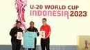 <p>Ketua Umum PSSI Erick Thohir (kiri) bersama Menpora Zainudin Amali (tengah) menunjukkan merchandise resmi Piala Dunia U-20 2023 saat launching di Atrium Mall FX Sudirman, Senayan, Jakarta, Rabu (8/3/2023). Apparel lokal, Juara, dipercaya menjadi penyedia suvenir Piala Dunia U-20 2023 dengan menyediakan 53 jenis merchandise yang siap dijual ke masyarakat. (Liputan6.com/Herman Zakharia)</p>
