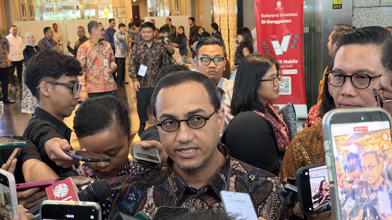 Kepala Eksekutif Pengawas Pasar Modal, Keuangan Derivatif, dan Bursa Karbon OJK Hasan Fawzi, i di Gedung BEI, Jakarta, Senin (27/4/2026). (Liputan6.com/Tira)