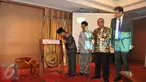 Dirjen Pendidikan Islam Kementerian Agama RI, Kamarudin Amin memukul gong saat peresmian Pesantren For Peace (PFP), Jakarta, Selasa (30/6/2015). Diharapkan PFP bisa meningkatkan kontribusi Islam yang moderat di Indonesia. (Liputan6.com/Herman Zakharia)