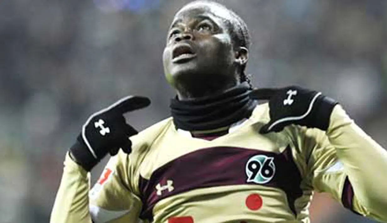 Selebrasi gol yang khas dari striker Hannover 96 asal Pantai Gading, Didier Ya Konan, usai menjebol gawang Werder Bremen dalam lanjutan Bundesliga, di Bremen, 13 Februari 2011. AFP PHOTO / FABIAN BIMMER