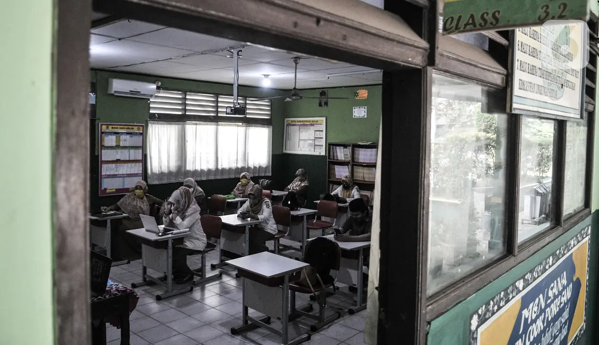 Suasana saat para guru bergantian memberi sambutan saat Masa Pengenalan Lingkungan Sekolah (MPLS) Tahun Ajaran Baru 2020/2021 secara daring atau online di SDN Pekayon Jaya 6, Bekasi, Jawa Barat, Senin (13/7/2020). (merdeka.com/Iqbal S. Nugroho)
