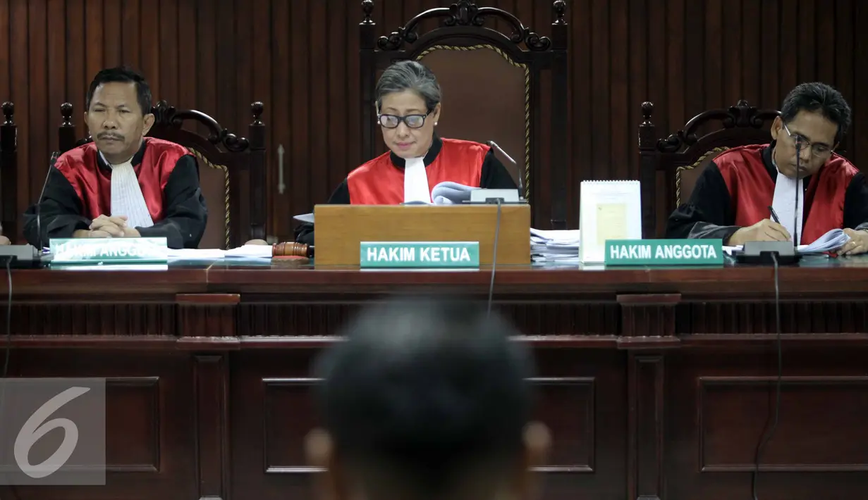 Hakim Ketua, Artha Theresia mendengarkan keterangan saksi saat sidang lanjutan Sutan Bhatoegana di Pengadilan Tipikor, Jakarta, (10/6/2015). Sutan terlibat atas dugaan kasus suap pembahasan APBN-P 2013 di Kementerian ESDM. (Liputan6.com/Helmi Afandi) 