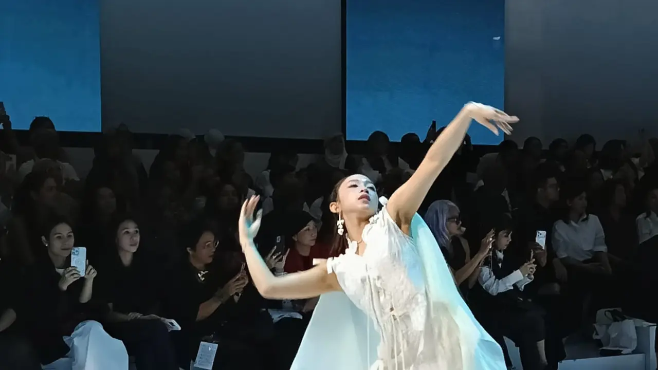 Potret Dita Karang Jadi Muse Sejauh Mata Memandang di JFW 2026, Membius Penonton dengan Tarian
