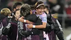 Pemain Jepang, Hinata Miyazawa melakukan selebrasi bersama para tim pelatih setelah Norwegia mencetak gol bunuh diri melalui Ingrid Syrstad Engen pada laga 16 besar Piala Dunia Wanita 2023 di Wellington Regional Stadium, Wellington, Selandia Baru, Sabtu (05/08/2023). (AP Photo/Alessandra Tarantino)