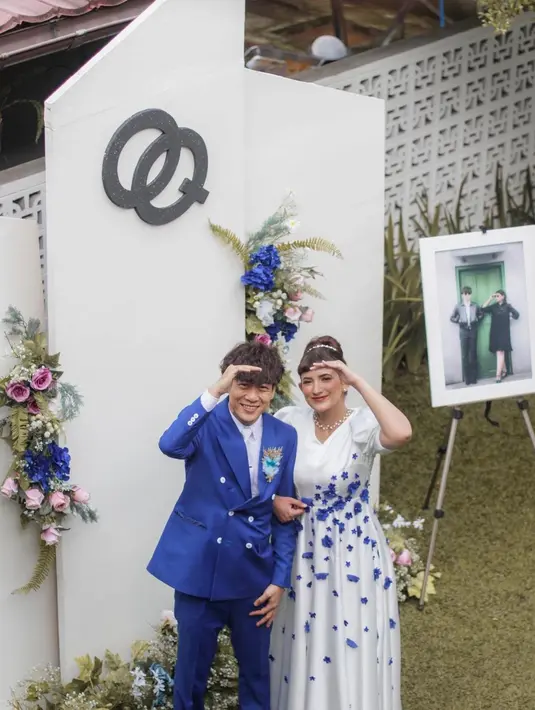 Acara resepsi pernikahan keduanya juga digelar sederhana, namun kesan meriah begitu serasa.  [Foto: IG/bahagia.wedding].