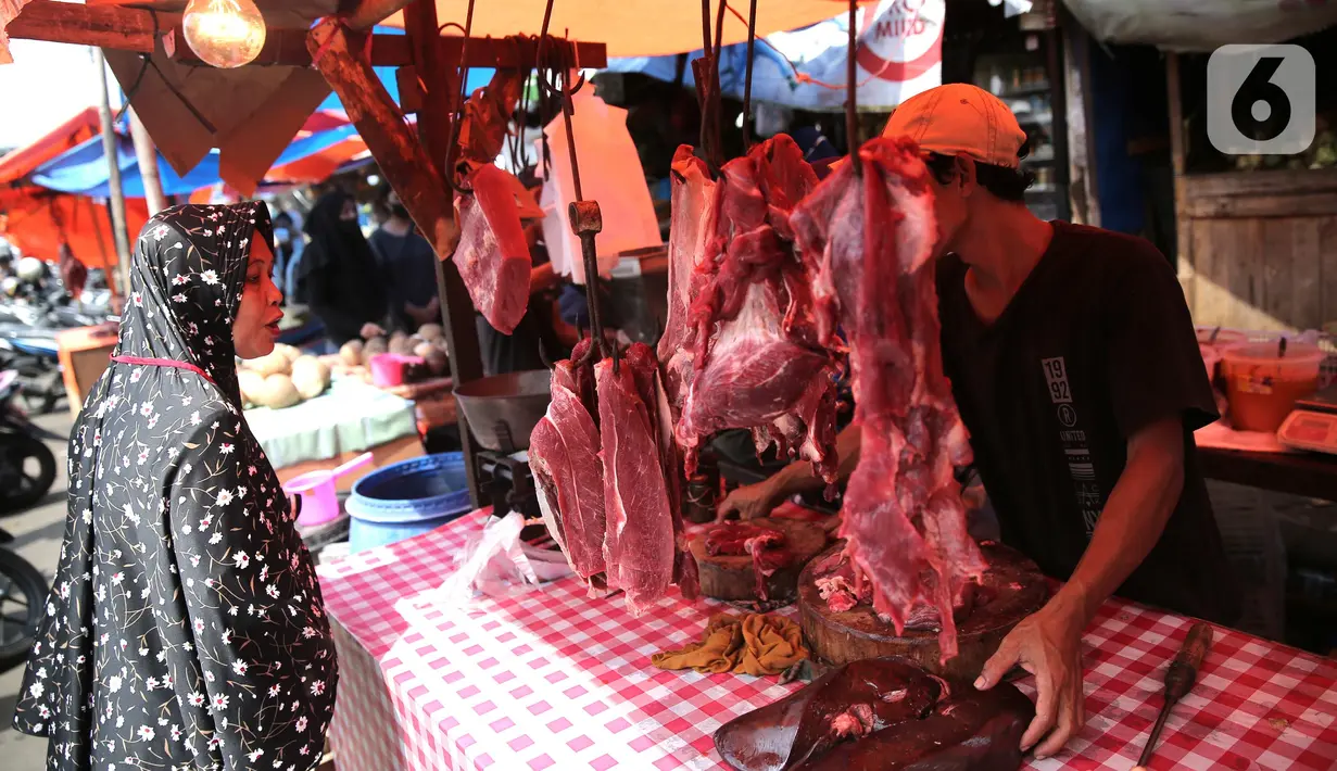 <p>Warga membeli daging di kawasan Ciledug, Tangerang, Minggu (1/5/2022). Jelang perayan Idul Fitri 1443 H, banyak warga berburu daging untuk kebutuhan lebaran. (Liputan6.com/Angga Yuniar)</p>