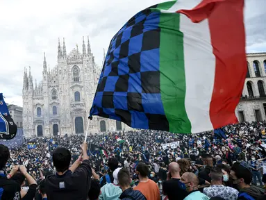 Para pendukung dan fans Inter Milan mengibarkan bendera dan memadati kawasan Piazza Duomo, Milan, Minggu (2/5/2021) merayakan kepastian Inter Milan merebut gelar juara Scudetto Liga Italia 2020/2021. (AFP/Piero Cruciati)